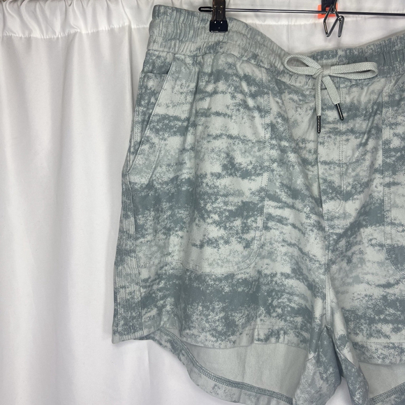 Athleta Farallon Shorts Women’s 2X Camo Elastic Waist Drawstring Athletic Sport - Picture 3 of 11